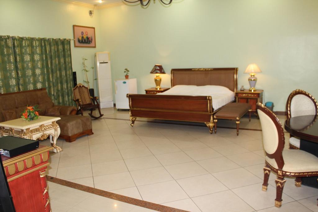Prince Hotel Angeles Room photo