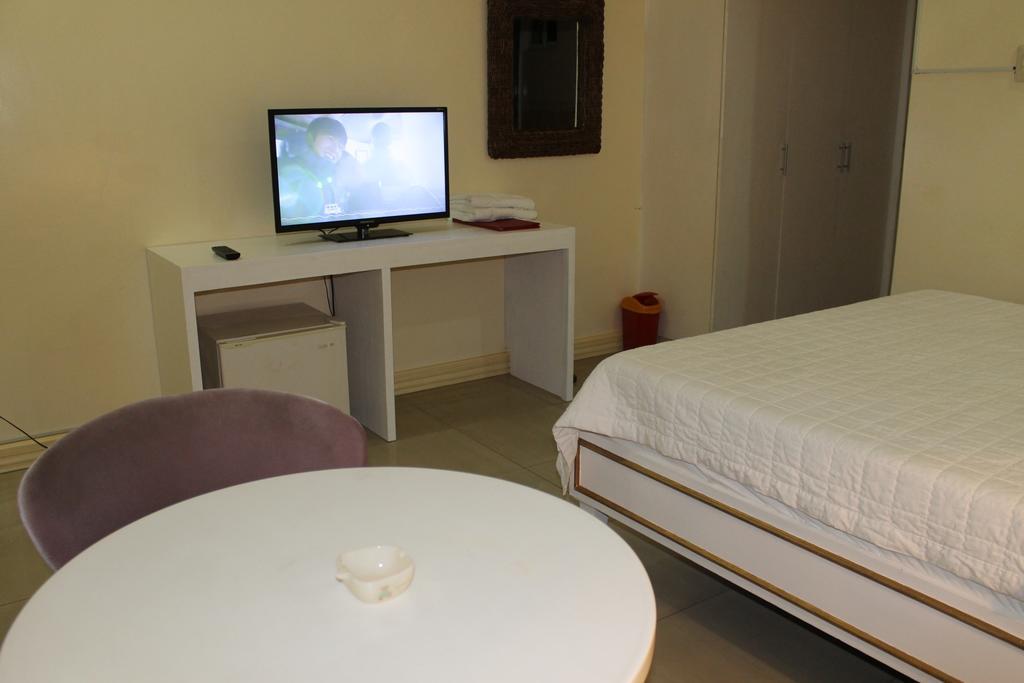 Prince Hotel Angeles Room photo