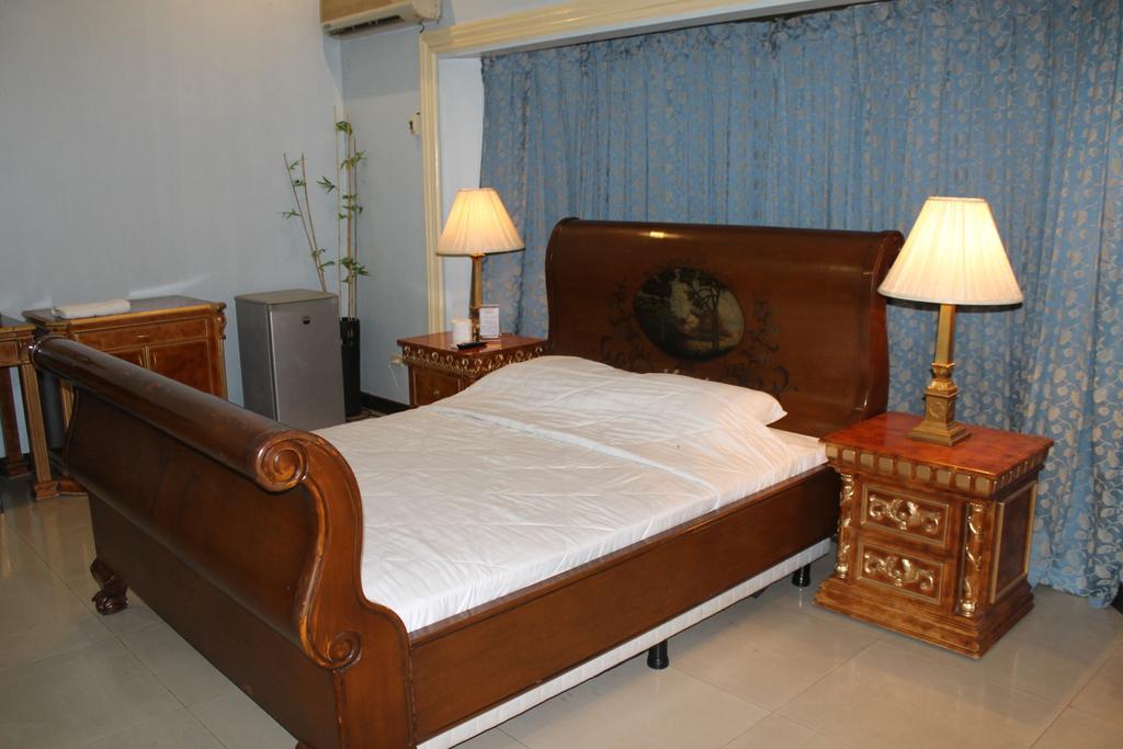 Prince Hotel Angeles Room photo
