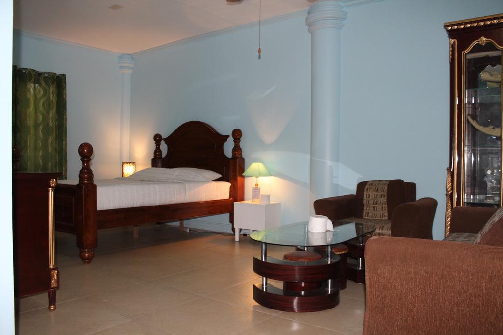 Prince Hotel Angeles Room photo