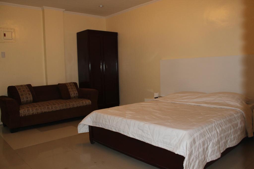 Prince Hotel Angeles Room photo