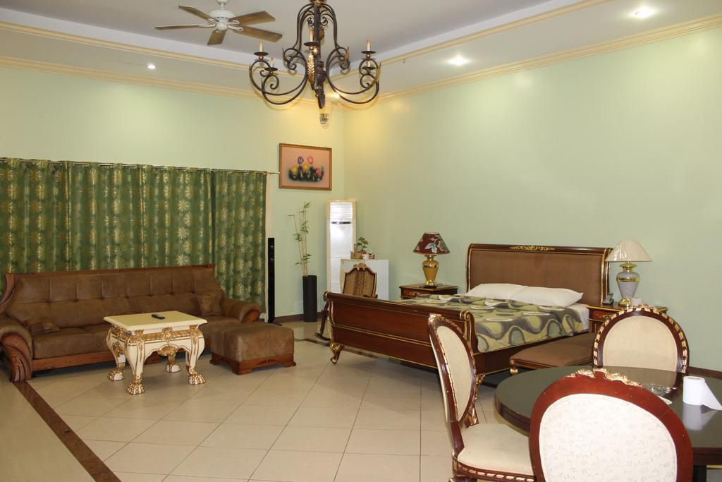 Prince Hotel Angeles Room photo