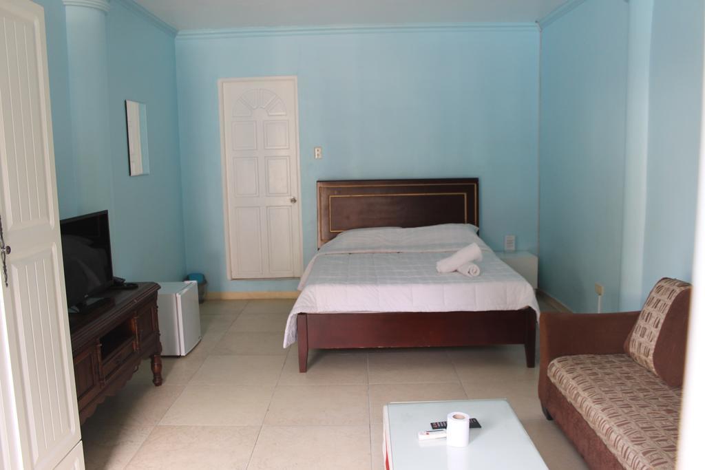 Prince Hotel Angeles Room photo